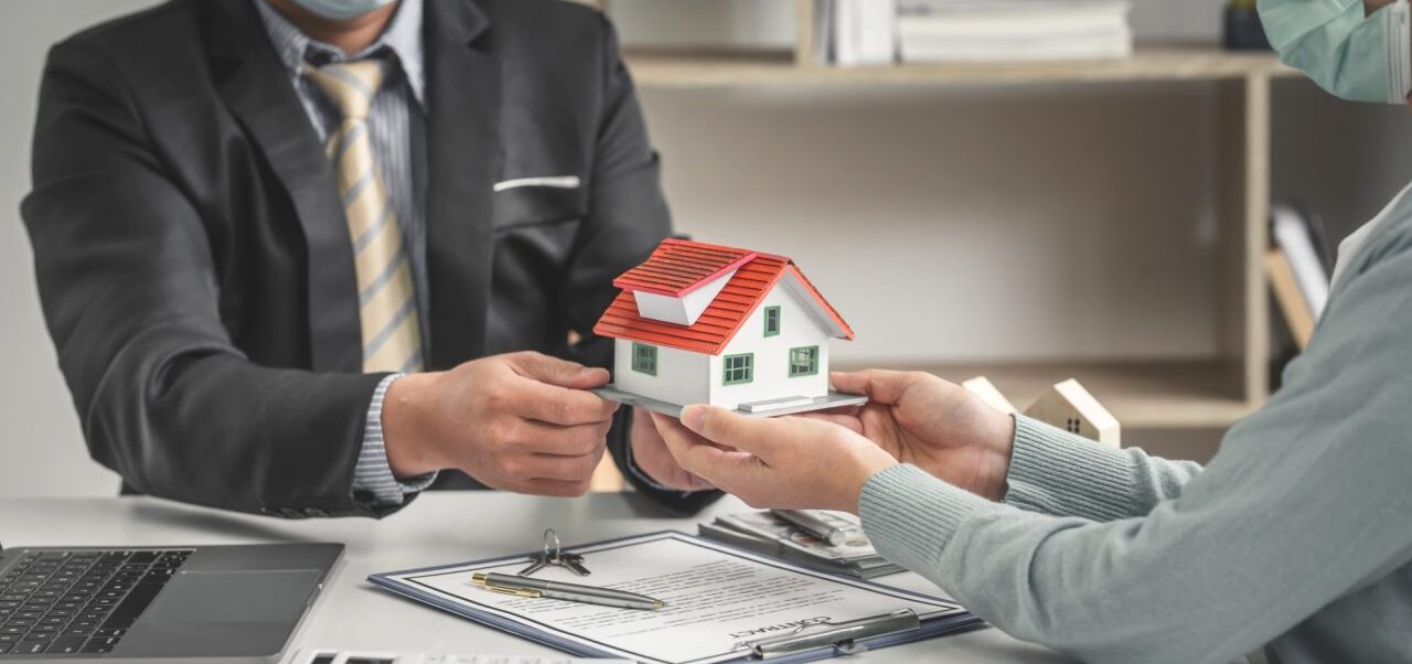 real-estate-brokers-offer-home-designs-for-clients-to-trade-with-a-mortgage-loan-contract-e1695126478357